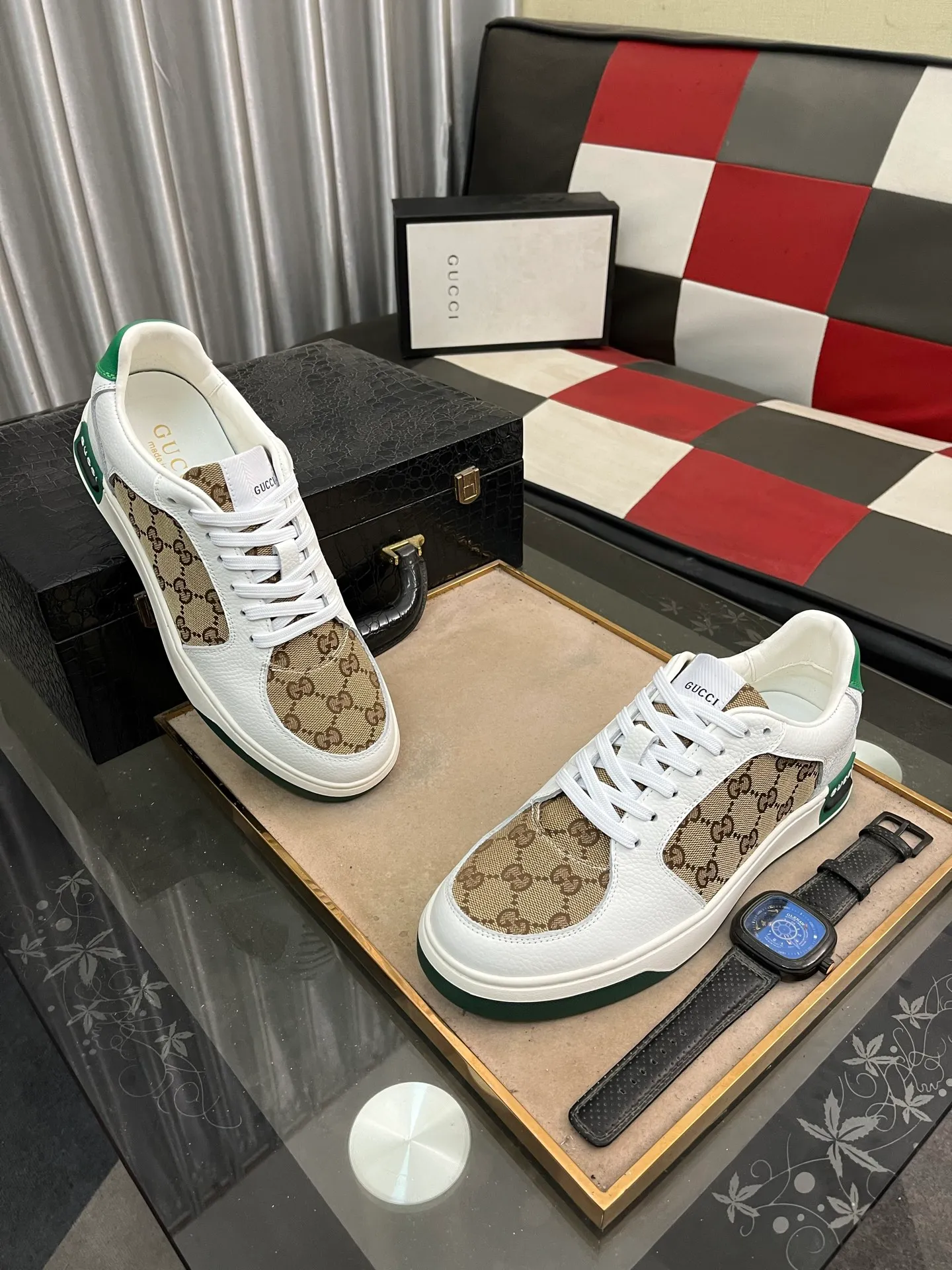 Men's shoes💰420⌚️⌚️[GUCCI] Gucci men's casual shoes are absolutely popular🔥The ultimate matching item for trendy men! The charm of super texture is unstoppable. This is the main recommendation. The upper is made of high-quality cowhide, with pig lining feet and wear-resistant rubber sole. It is noble and elegant! Extremely comfortable🎁🎁You can be as handsome as you want💪 Available in sizes 38-44 and 3️⃣colors